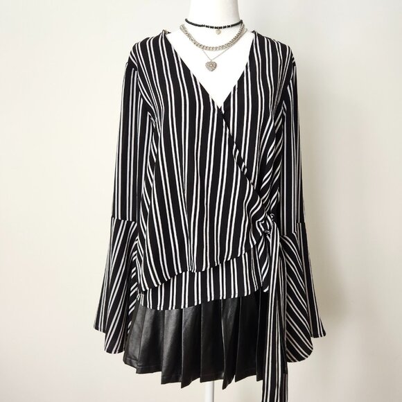Striped Bell Sleeve Wrap Top Medium Black White Boho Flowy Goth Chloe‎ & Katie - Picture 3 of 13